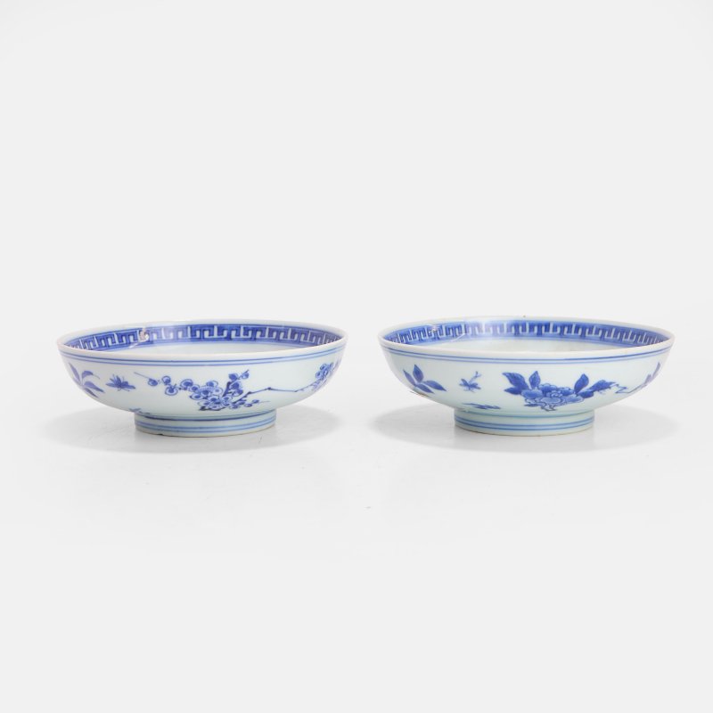 清康熙 青花缠枝牡丹纹碟 一组两件 | A pair of Chinese blue and white dishes Kangxi (1662-1722), each with deep rounded sides rising from a circular foot - 图2