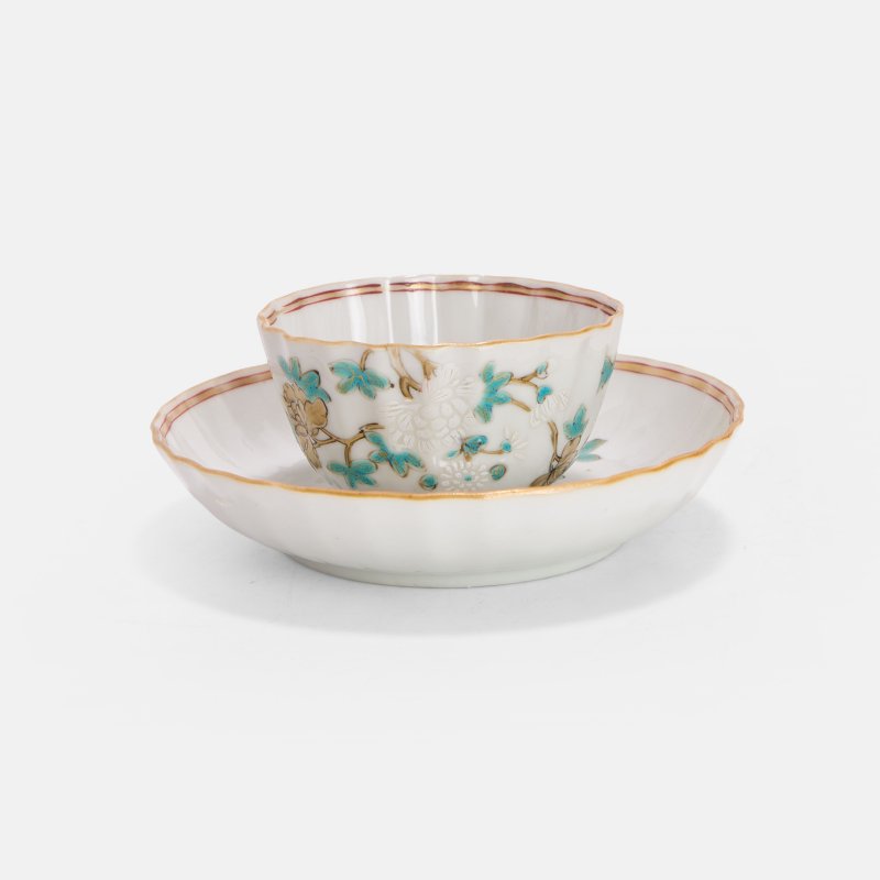 清十八世纪 粉彩牡丹纹茶杯及碟 | A Chinese export famille rose teacup and saucer 18th century, of lobed form