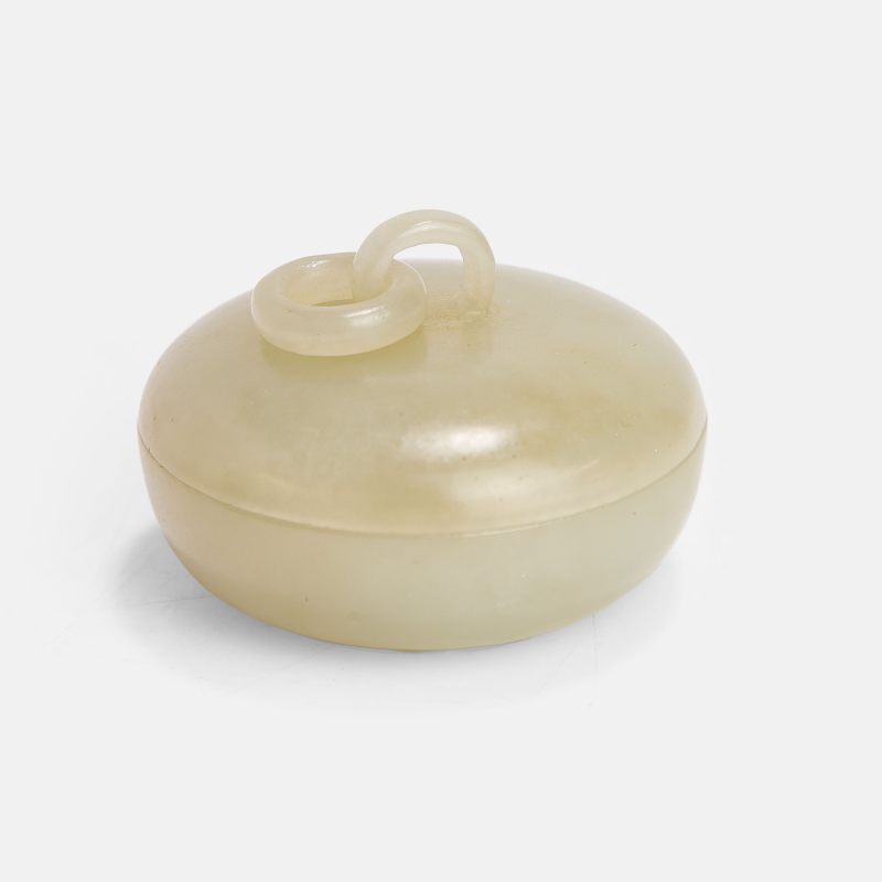 清 白玉活环圆盖盒 | A Chinese jade box and cover Qing dynasty (1644-1911), of circular form supported on a circular foot - 图2