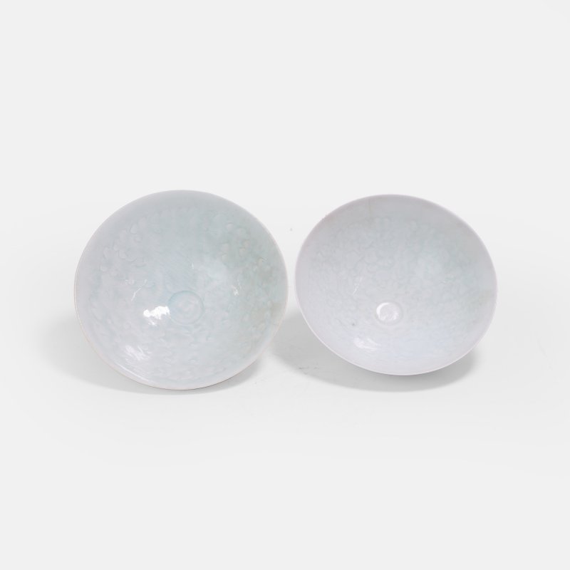 南宋 青白釉水波纹碗 一组两件 | Two Chinese qingbai-glazed bowls Southern Song dynasty (1127-1279), each with rounded sides rising from a circular foot - 图2