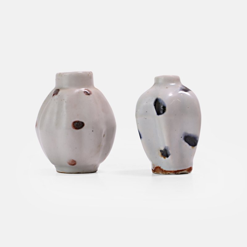 元 点褐彩及点蓝彩小罐 一组两件 | Two Chinese spot-decorated jarlets Yuan dynasty (1271-1368), each of lobed form