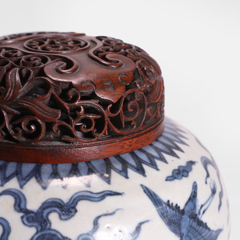 明万历 青花云鹤图罐 连木盖 | A Chinese blue and white jar Wanli (1573-1620), the ovoid body painted with cranes among clouds - 图1