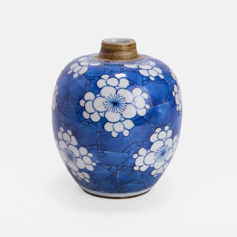 清康熙 青花冰梅纹罐 | A Chinese blue and white jar Kangxi (1662-1722), the ovoid body rising to a tapering neck - 图2