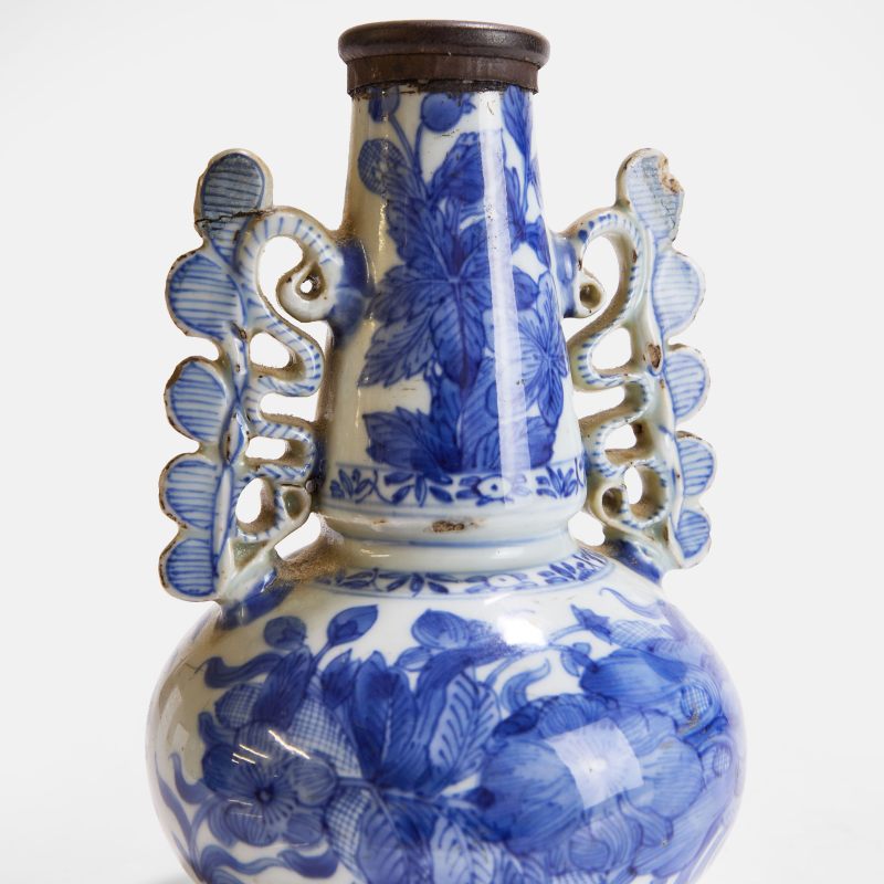 清康熙 青花花卉纹双耳瓶 | A Chinese blue and white Venetian-style vase Kangxi (1662-1722), inspired by Venetian glass prototypes - 图2