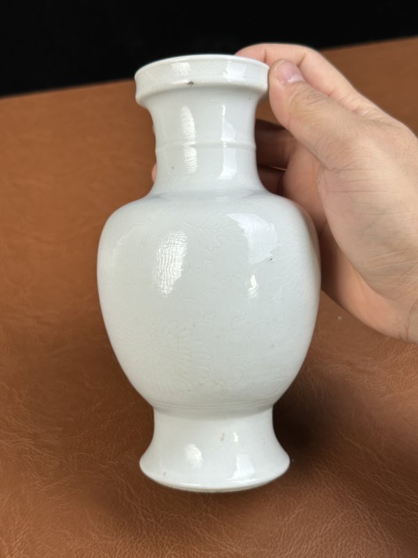 清康熙 白釉暗刻花卉盘口瓶 - 图8