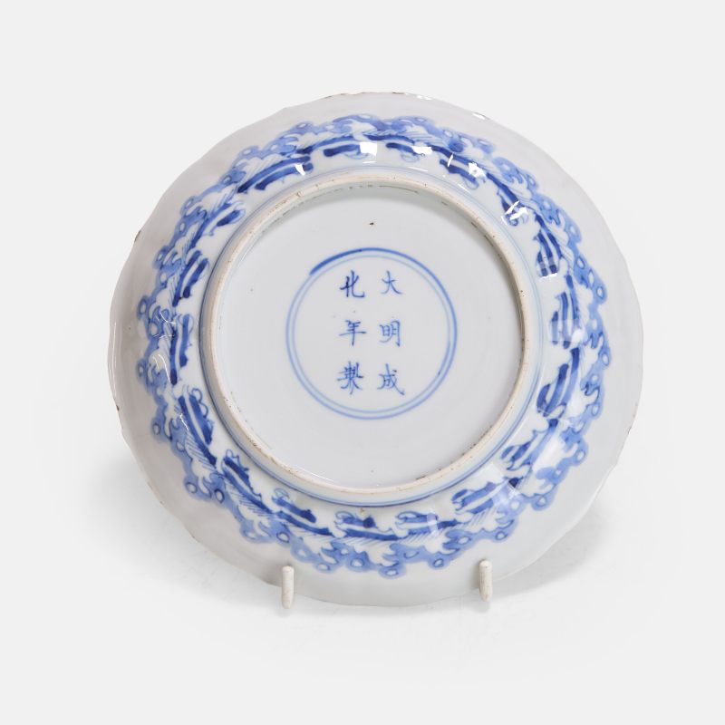清康熙 青花五老观太极图碟 《大明成化年制》青花楷书款 | A Chinese blue and white dish Kangxi (1662-1722), of lobed form