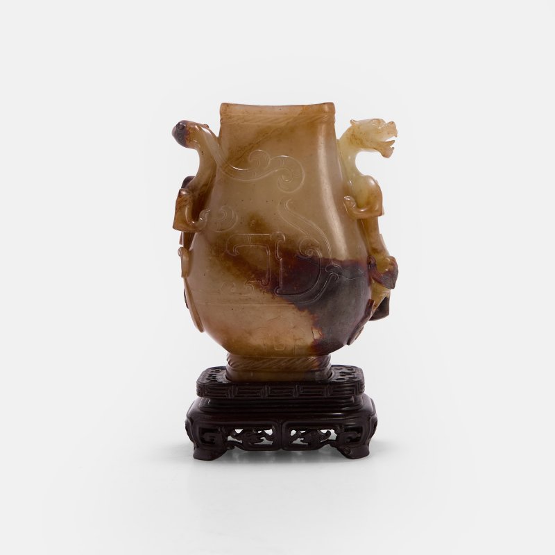 宋 玉雕龙凤呈祥纹瓶 连木底座 | A Chinese jade vase Song dynasty (960-1279), of rectangular form on a short foot - 图2