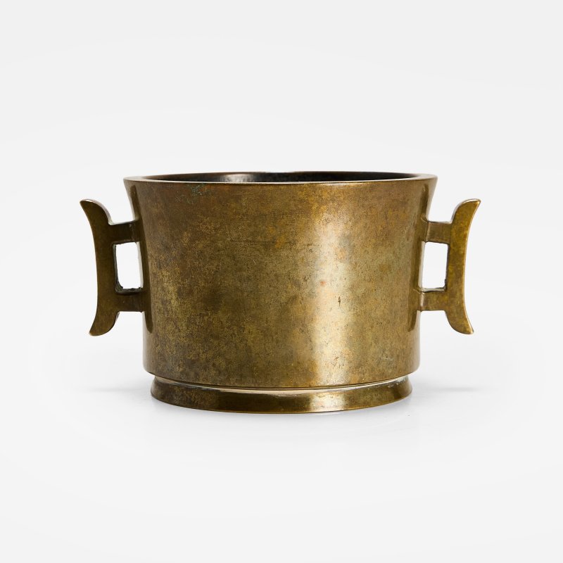 清 铜双戟耳香炉 《玉堂清玩》篆书模款 | A Chinese bronze incense burner Qing dynasty (1644-1911), the slightly tapering cylindrical body flanked by two handles cast in the form of stylised halberds - 图2