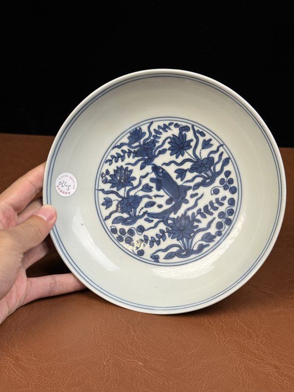 明万历 青花莲池清白礼贵鱼藻纹盘 - 图4