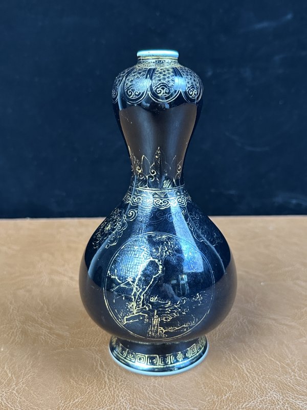 清康熙 乌金釉描金蒜头瓶 - 图2
