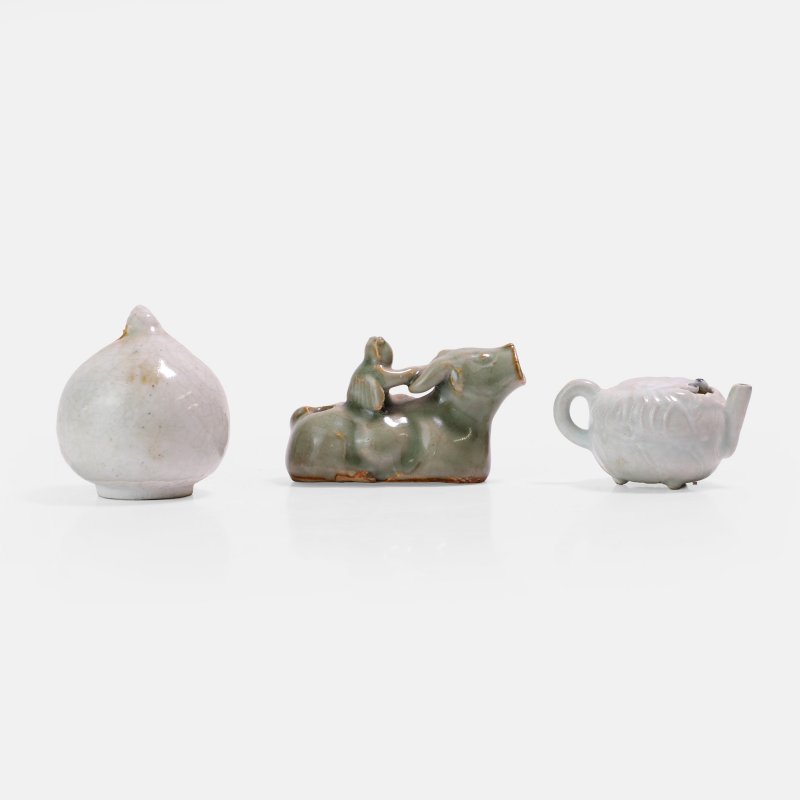 元 水注 一组三件 | Three Chinese stoneware water droppers Yuan dynasty (1271-1368), in the shape of a crab - 图1