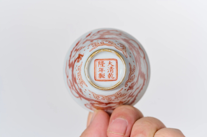 清乾隆 白地轧道海水矾红描金云龙赶珠纹盏托一套 - 图6