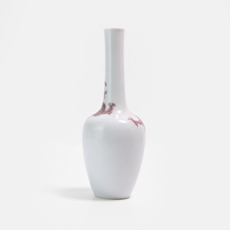 清晚期 釉里红螭龙纹长颈瓶 《大清康熙年制》青花楷书款 | A Chinese copper-red decorated vase late Qing dynasty, finely potted with a tapering body and a rounded shoulder