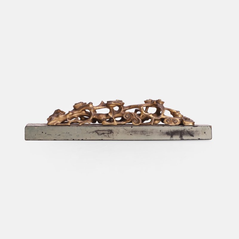 十九至二十世纪 漆金木镂雕灵芝纸镇 | A Chinese scroll weight 19th-20th century, the top pierced and carved in lingzhi and leaves on a gilt-lacquered wood branch - 图3