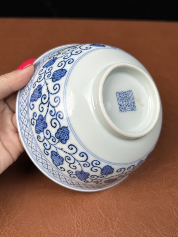 清道光 青花外苜蓿花内莲池纹碗 - 图18