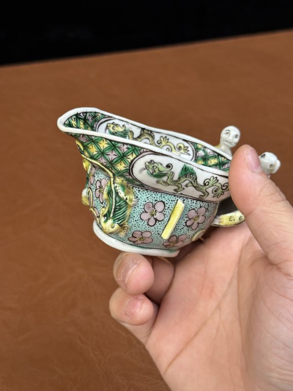 清 素三彩人物双耳杯 - 图10