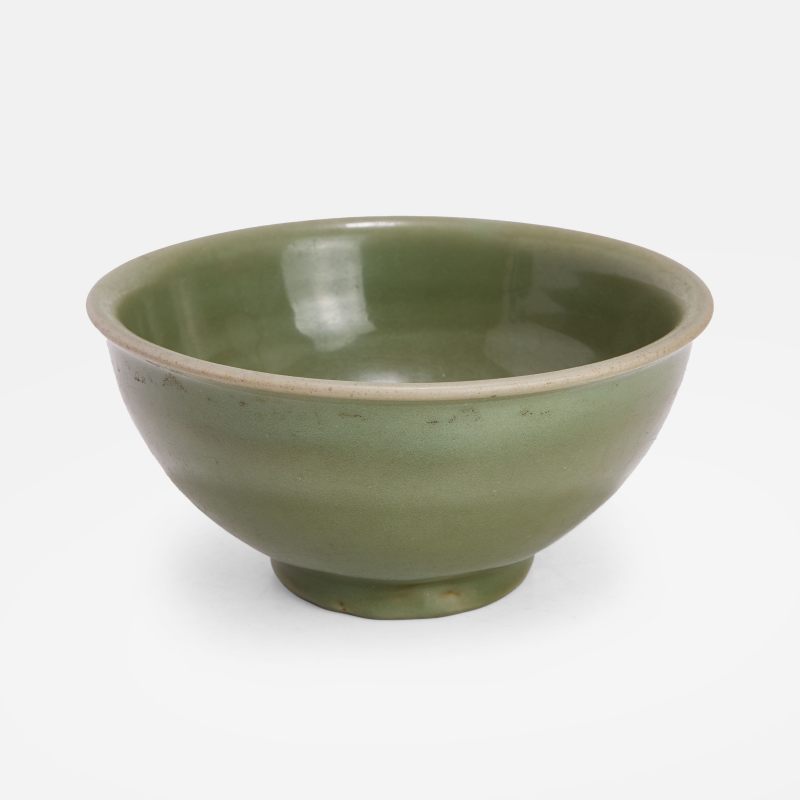 元或更晚 龙泉青釉碗 | A Chinese Longquan celadon bowl Yuan dynasty or later, heavily potted - 图2