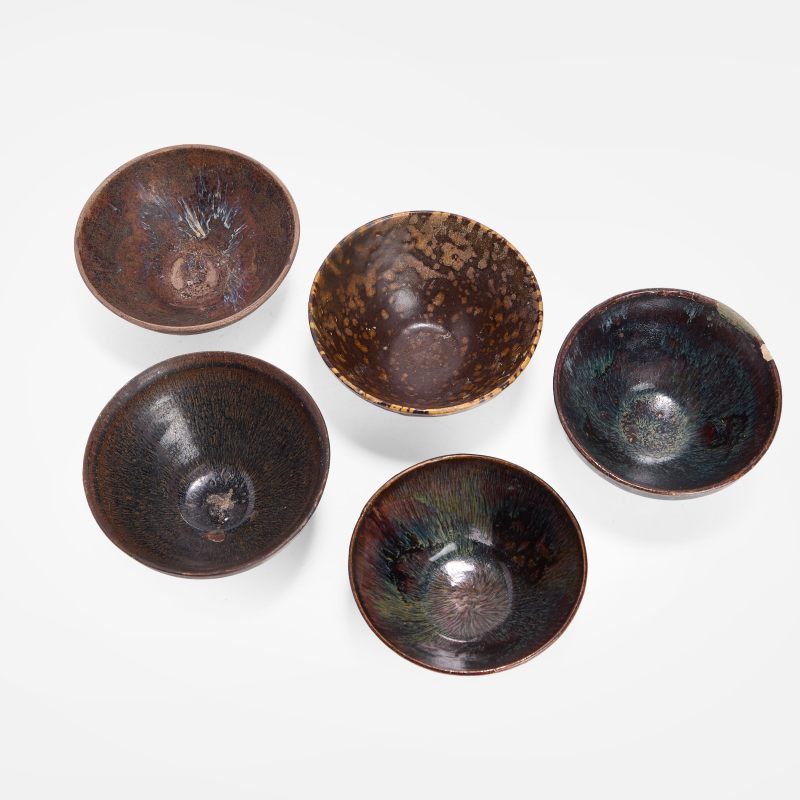 南宋 建窑及吉州窑茶碗 一组五件 | Five Chinese stoneware tea bowls Southern Song dynasty (1127-1279), each with deep rounded sides - 图2