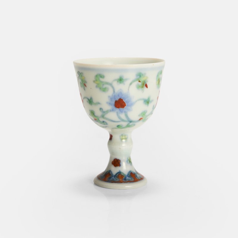 明成化(可能) 斗彩缠枝莲纹高足杯 | A Chinese doucai stem cup probably Chenghua (1465-1487), the deep rounded sides rising from a tall - 图3