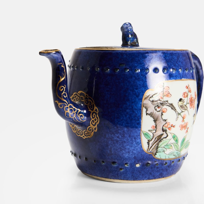清康熙 洒蓝地描金五彩开光喜上眉梢图茶壶 | A Chinese famille verte teapot Kangxi (1662-1722), in the shape of a barrel