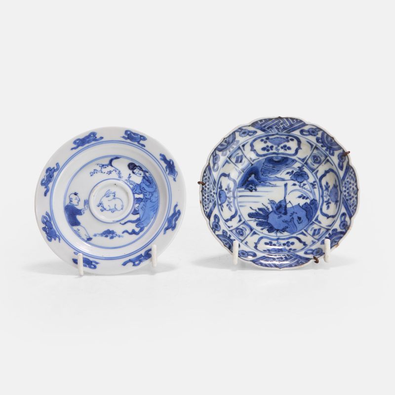 清康熙 青花碟 一组两件 | Two Chinese blue and white saucers Kangxi (1662-1722), comprising：
one lobed - 图2