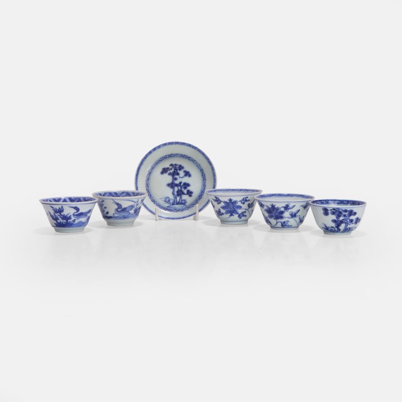 清十八世纪 青花茶杯及碟 一组六件 | A collection of Chinese blue and white cups and saucers 18th century, comprising:
one Nanking cargo cup and saucer - 图2