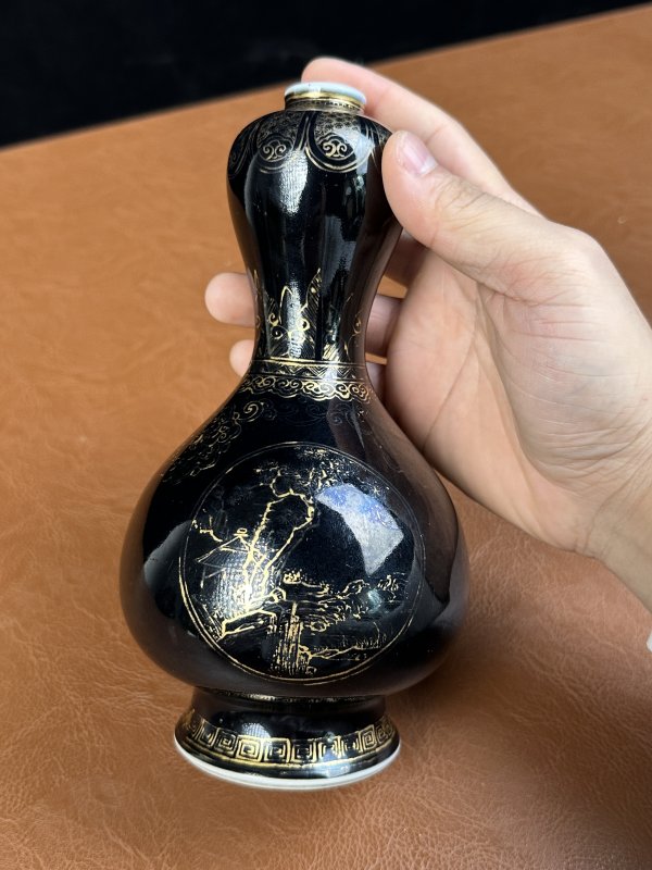 清康熙 乌金釉描金蒜头瓶 - 图3