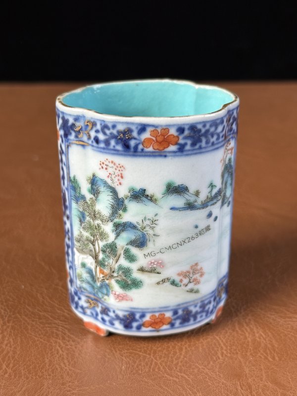 清乾隆  粉彩人物纹海棠形笔筒 - 图2