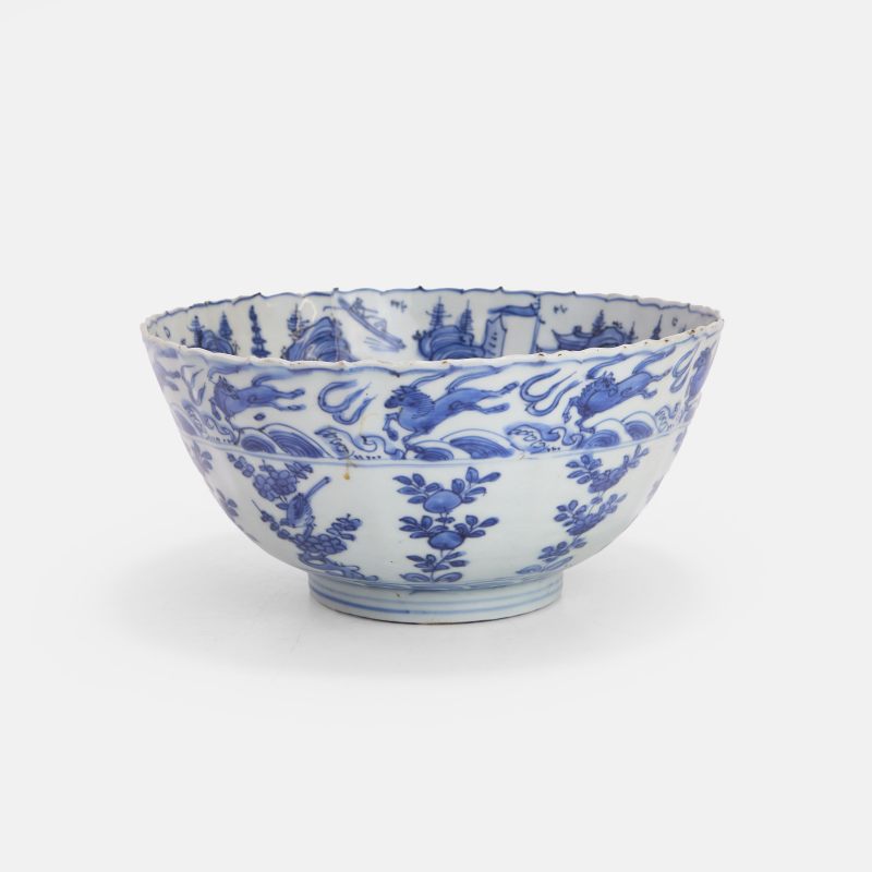 明万历 青花克拉克式飞马纹碗 《富貴佳器》青花款 | A Chinese Kraak blue and white bowl Wanli (1573-1620), the lobed body rising from a circular foot - 图3