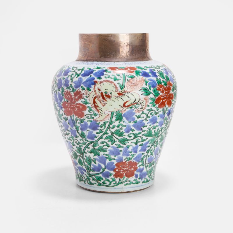 清康熙 五彩狮穿牡丹纹罐 | A Chinese wucai jar Kangxi (1662-1722), of baluster form - 图2