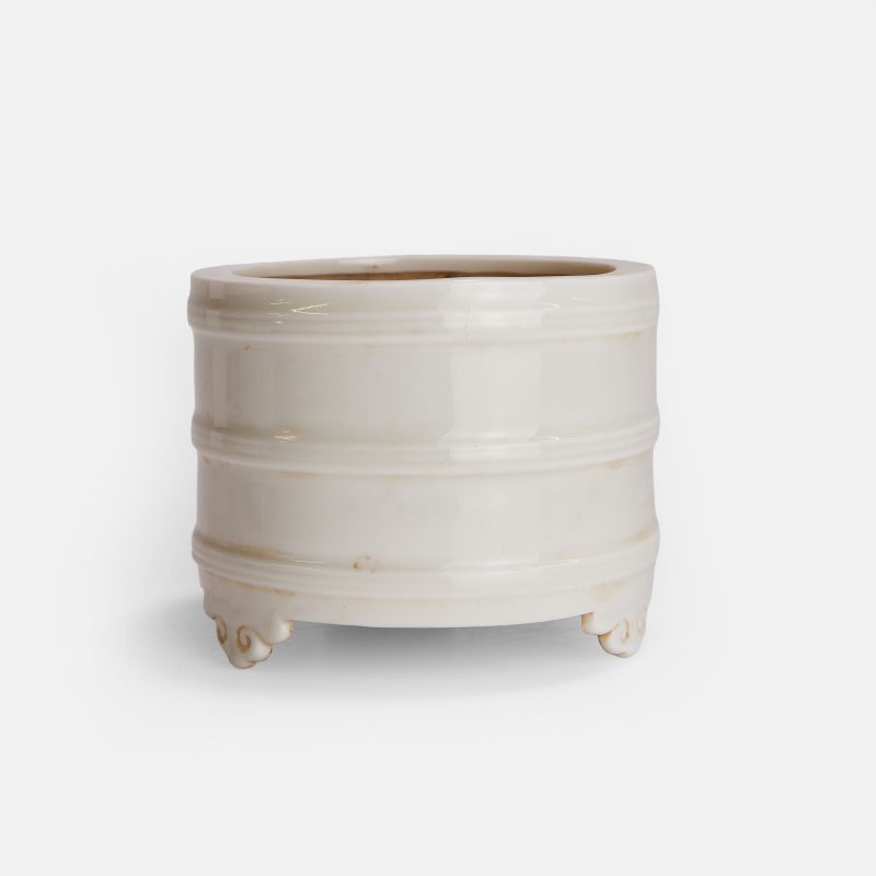 清康熙 德化白釉弦纹炉 | A Chinese blanc de Chine incense burner Kangxi (1662-1722), of cylindrical form with three ribbed bands of decoration to the body - 图2