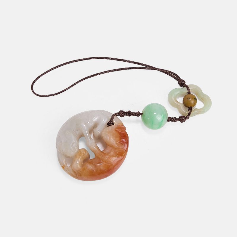 清 巧色玉雕双獾珮 | A Chinese jade pendant Qing dynasty (1644-1911), pierced and carved in the round as two badgers - 图2
