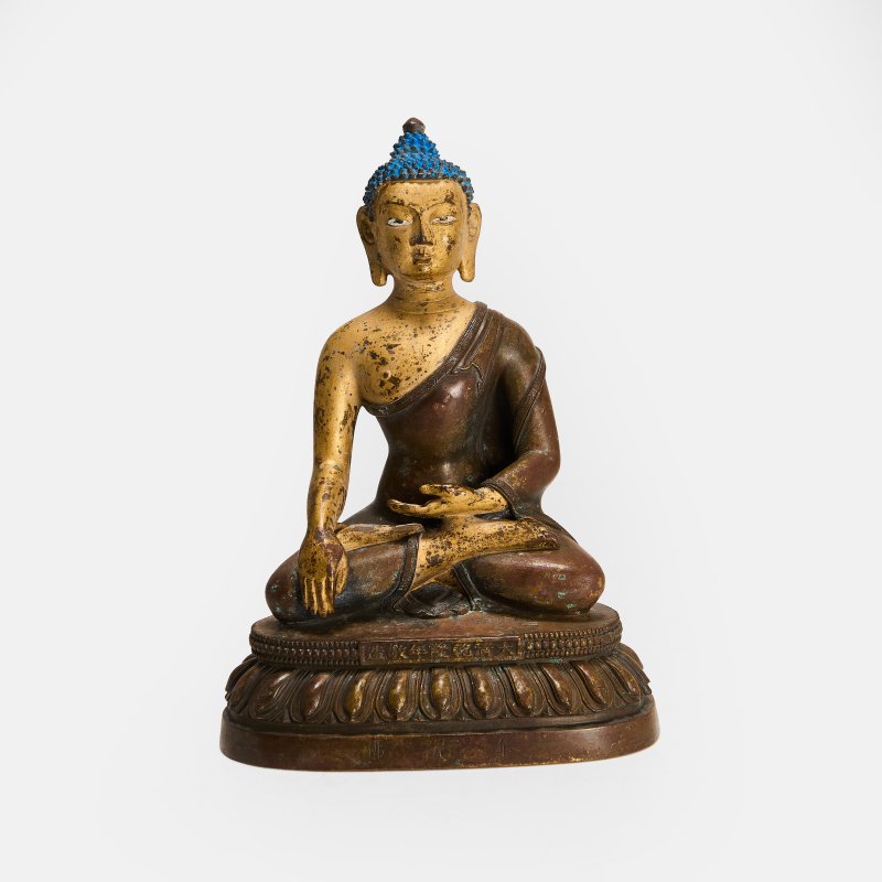 清或更晚 西藏铜鎏金释迦牟尼坐像 | A Tibetan gilt-bronze Shakyamuni Buddha Qing dynasty or later, seated cross-legged on a lotus pedestal - 图2