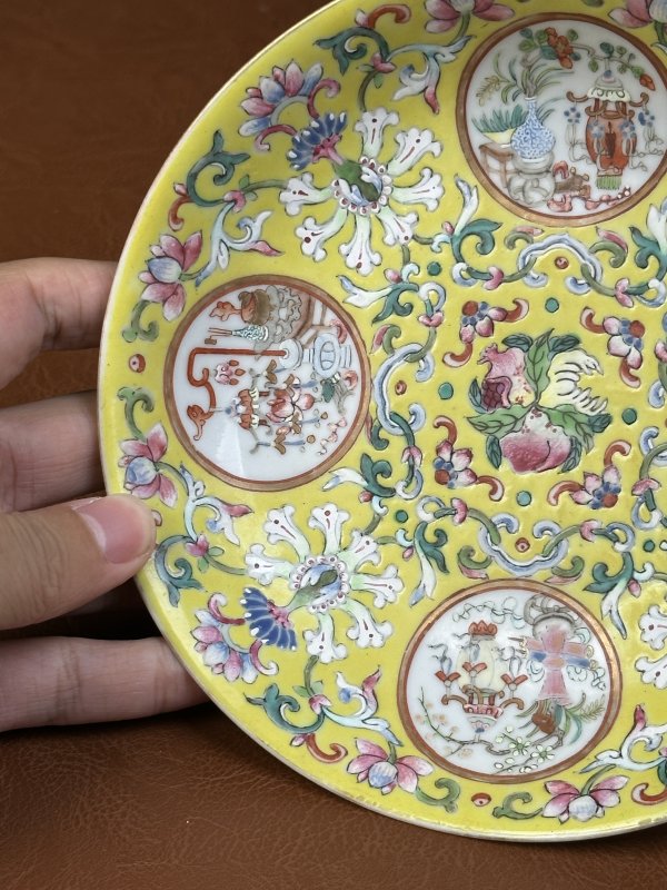 清嘉庆 黄地粉彩开光博古盘 - 图4