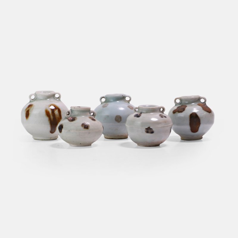 元 青白釉铁斑小罐 一组五件 | Five Chinese iron-spot-decorated qingbai-glazed jarlets Yuan dynasty (1271-1368), each of globular form with loop handles - 图1