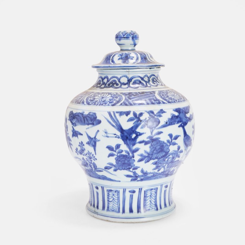 明晚期 青花锦鸡牡丹纹盖罐 | A Chinese blue and white vase and cover late Ming dynasty, of baluster form - 图3