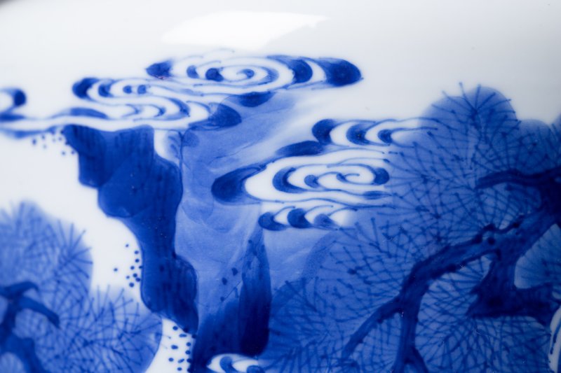 清康熙 青花鹿鹤同春图棒槌瓶 | A Chinese blue and white vase Kangxi (1662-1722) of rouleau form with a cylindrical neck and a galleried rim - 图2