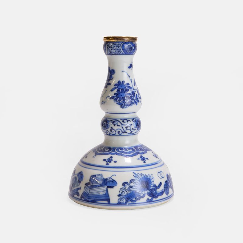 清康熙 青花博古图烛台 | A Chinese blue and white candlestick Kangxi (1662-1722), the domed body rising from a flat base to a waisted neck with a central bulb