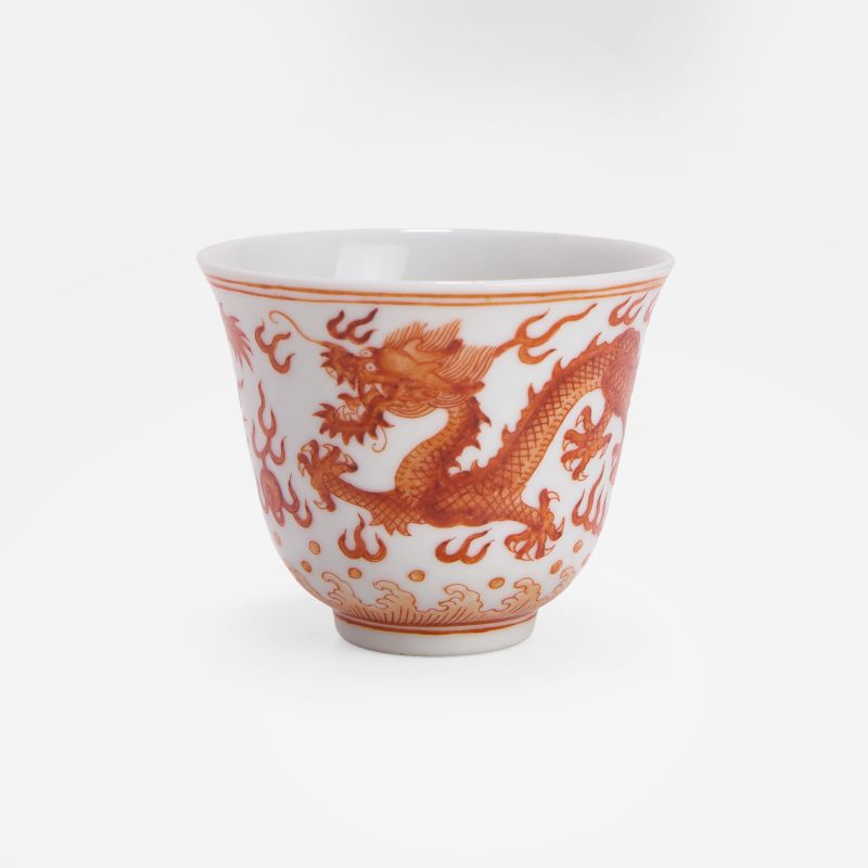 清光绪 矾红彩双龙抢珠纹杯 《大清光绪年制》青花楷书款 | A Chinese iron-red teacup Guangxu (1875-1908), the rounded waisted sides rising from a circular foot to a flared rim - 图3