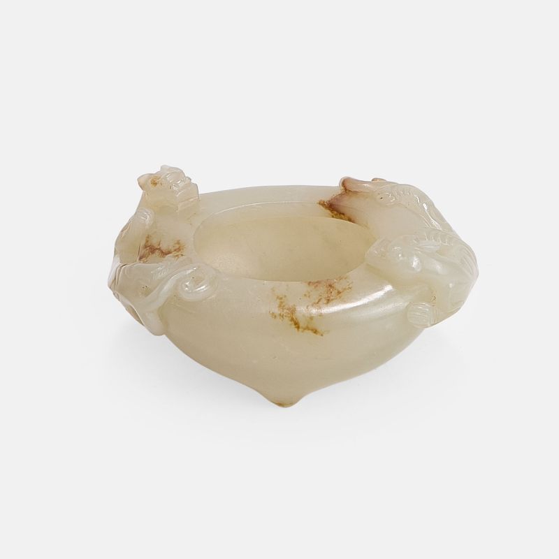 清 白玉螭龙纹三足水丞 | A Chinese jade water pot Qing dynasty (1644-1911), of oval form with three stud feet - 图2