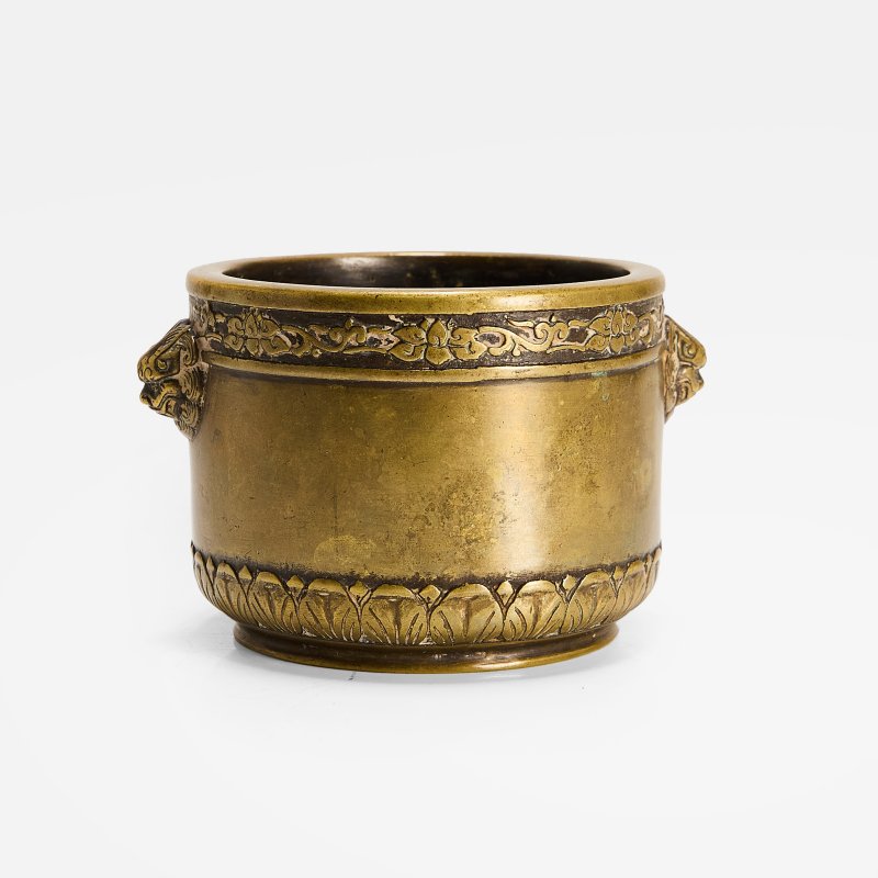 清 铜铸铺首耳香炉 《大明宣德年制》楷书模款 | A Chinese bronze incense burner Qing dynasty (1644-1911), the cylindrical body supported on a circular flared foot - 图2