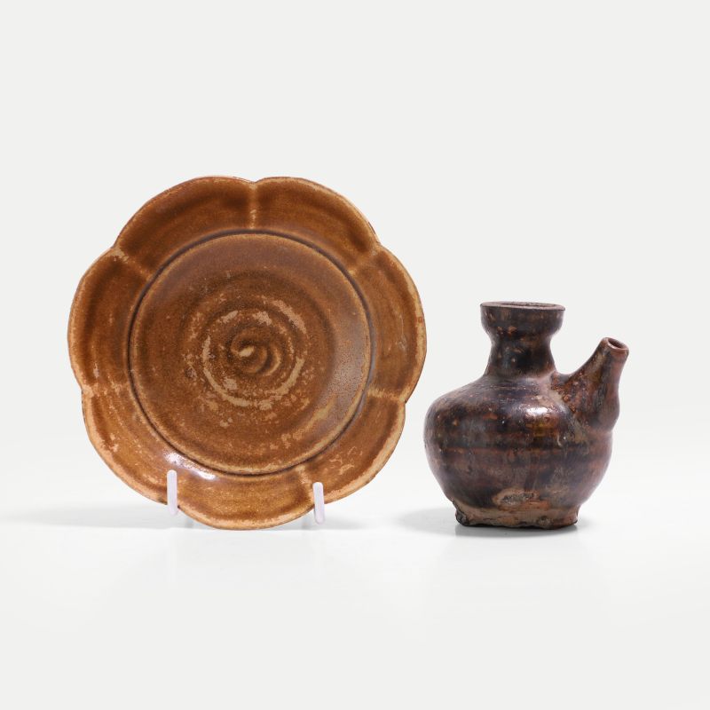 南宋 酱釉军持及花口碟 一组两件 | Two Chinese brown-glazed stoneware Southern Song dynasty (1127-1279), comprising a kendi ewer and a lobed dish - 图5