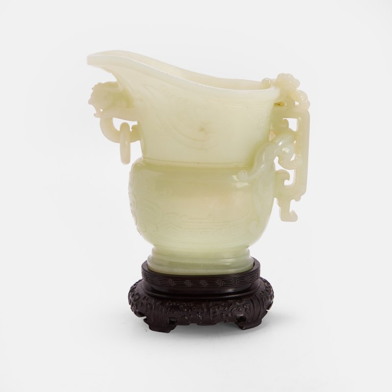 清 玉雕仿古龙凤呈祥纹觥 连木底座 | A Chinese jade gong vessel Qing dynasty (1644-1911), in the form of an archaic bronze - 图2