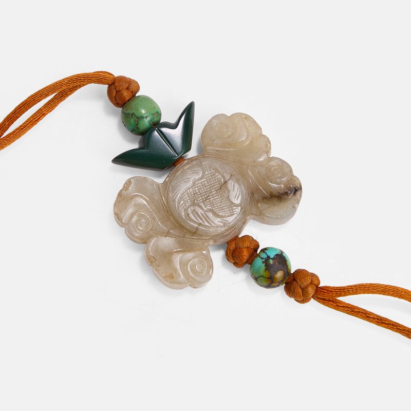 元至明 白玉祥云珮 | A Chinese jade pendant Yuan-Ming dynasties, centred by a circular taijitu symbol enclosed by a border of clouds - 图2