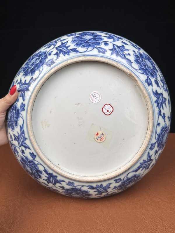 明成化 青花洞石牡丹纹大盘 - 图13