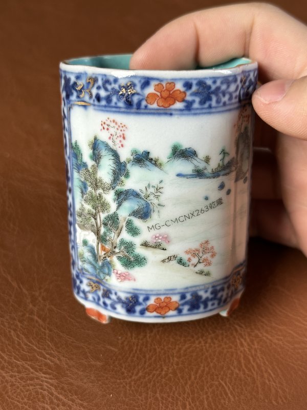 清乾隆  粉彩人物纹海棠形笔筒 - 图3