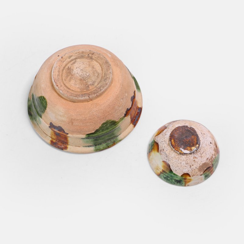 唐 三彩碗 一组两件 | Two Chinese sancai-glazed bowls Tang dynasty (618-907), with rounded sides rising from a circular foot - 图3