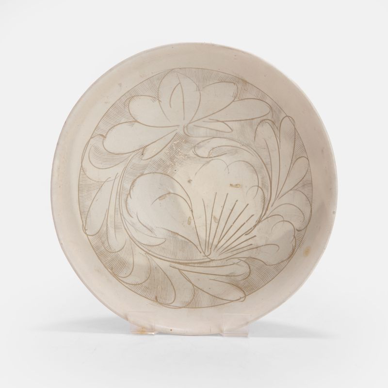 金 白釉刻花荷花纹碗 | A Chinese white-glazed bowl Jin dynasty (1115-1234), the rounded sides rising from a circular foot to a slightly flared rim - 图3