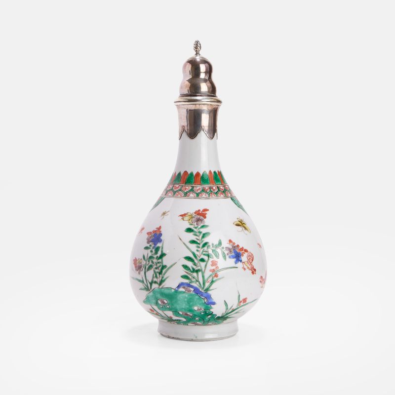清康熙 五彩斗鸡图瓶 | A Chinese wucai vase Kangxi (1662-1722), the pear-shaped body rising from a circular foot to a tapering neck - 图3