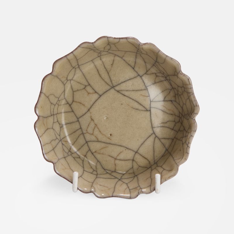 清 仿哥釉十棱葵瓣洗 | A Chinese Ge-type washer Qing dynasty (1644-1911), of mallow-shaped lobed form - 图3